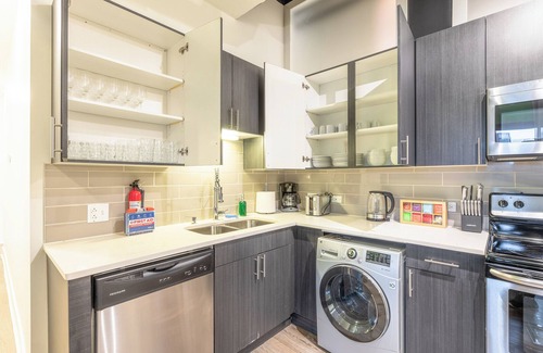 Near South Side Apartment | McCormick 3B/2Ba Family Oasis up to 8 guests with Parking-Optional/Gym/Patio