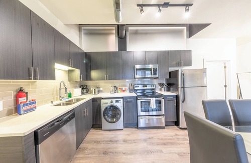 Near South Side Apartment | McCormick 3B/2Ba Family Oasis up to 8 guests with Parking-Optional/Gym/Patio
