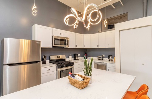 Prairie District Apartment | McCormick 5B/3Ba Luxury Suite for groups/12 guests