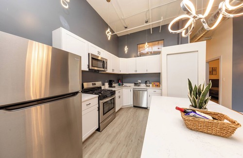 Prairie District Apartment | McCormick 5B/3Ba Luxury Suite for groups/12 guests