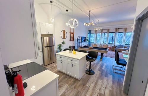 Near South Side Apartment | McCormick 6B/3Ba Luxury Suite for groups/12 guests