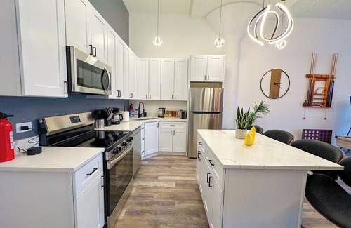 Near South Side Apartment | McCormick 6B/3Ba Luxury Suite for groups/12 guests