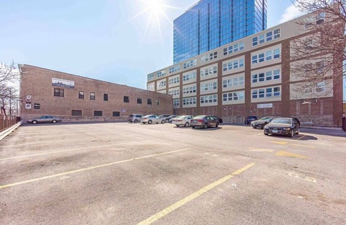 Near South Side Apartment | McCormick Place 2b/2b family unit with optional parking for up to 8 guests