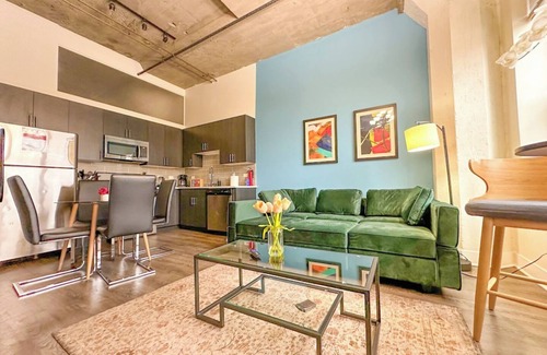 Near South Side Apartment | McCormick Place 2b/2b family unit with optional parking for up to 8 guests