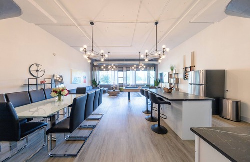 Near South Side Apartment | McCormick Place Luxurious 5 bed/3 bath HUGE Suite for groups/up to 12 guests