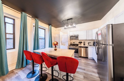 Near South Side Apartment | McCormick Place with 5 beds/Pool table/Optional Parking/Sleeps 10