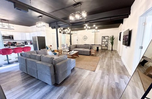 Near South Side Apartment | McCormick Place with 5 beds/Pool table/Optional Parking/Sleeps 10