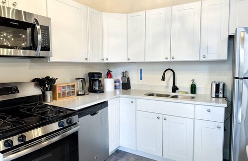 Near South Side Apartment | McCormick Place with 5 beds/Pool table/Optional Parking/Sleeps 10