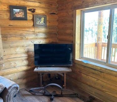 Gardiner House | McDonald Cabin #1 next to YNP