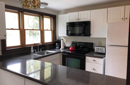 Boothbay Harbor Cottage | McFarland's Pond Cottage - Waterfront - West Harbor Pond!