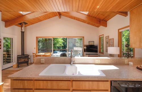 Blue River House | McKenzie Bridge River's Edge Retreat, a cozy cabin on over two acres