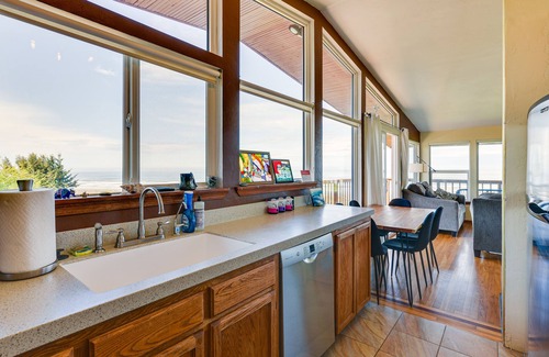 McKinleyville House | McKinleyville Getaway w/Hot Tub & Ocean Views!