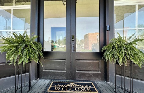 Hermann Apartment | McKittrick Suite - Loft Stay on Katy Trail in Historic Mercantile, 4 min Hermann