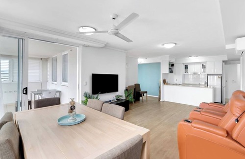 Cairns Central Business District Apartment | McLeod Rise Cairn Base with Rooftop Pool and Spa