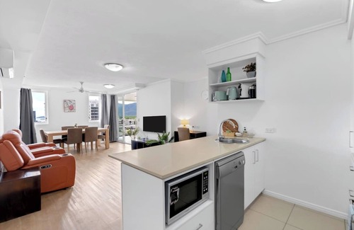 Cairns Central Business District Apartment | McLeod Rise Cairn Base with Rooftop Pool and Spa