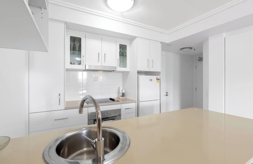 Cairns Central Business District Apartment | McLeod Rise Cairn Base with Rooftop Pool and Spa
