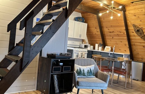 Johannesburg Ski Chalet | MCM A-frame: HOT TUB; Lake; Fall Colors; Fireplace; Nature; Cozy; Kayaks