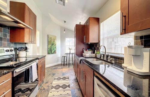 Union Park House | MCM Blend 3/2 Pool Home in Central FL with King Bed