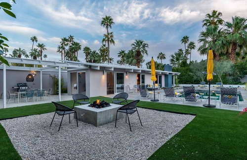 Vista Las Palmas House | MCM with stunning mountain view in upscale neighborhood