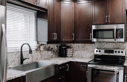 Winnipeg House | McMillan Masterpiece - (Sleeps 8) comfy beds, big TV’s, parking