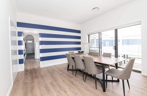 Orange House | McNamara Lane - CBD, 7 Smart TVs, Sleeps 11