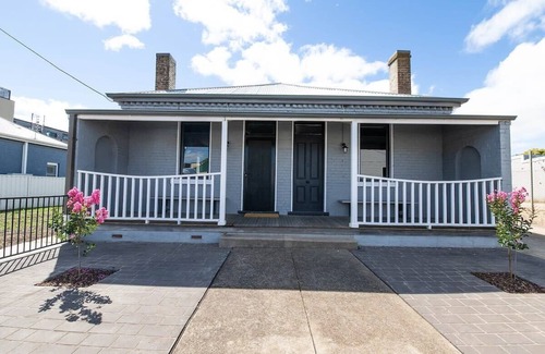 Orange House | McNamara Lane - CBD, 7 Smart TVs, Sleeps 11