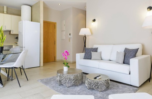 El Pilar Apartment | MD Balmes Street 4 City Center