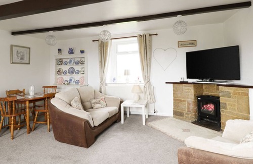 Buxton House | MEADOW FARM, family friendly, with a garden in Buxton