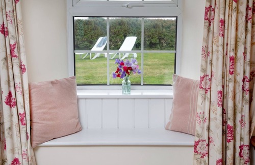 Mylor Churchtown Cottage | Meadow House - a cottage that sleeps 6 guests in 3 bedrooms