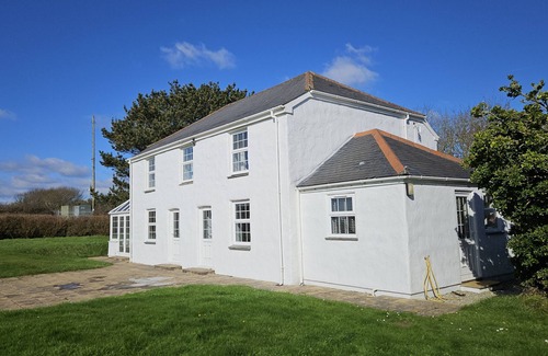 Mylor Churchtown Cottage | Meadow House - a cottage that sleeps 6 guests in 3 bedrooms