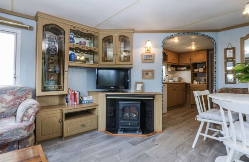 Caernarfon Cottage | MEADOW ISLAND CARAVAN, pet friendly, with a garden in Penygroes