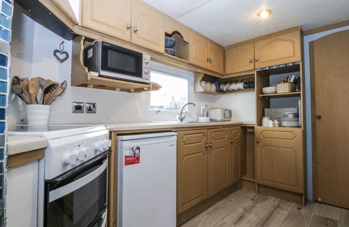 Caernarfon Cottage | MEADOW ISLAND CARAVAN, pet friendly, with a garden in Penygroes
