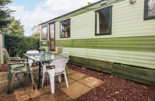 Caernarfon Cottage | MEADOW ISLAND CARAVAN, pet friendly, with a garden in Penygroes