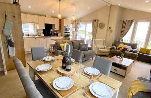 Cayton Bay House | Meadow Lodge