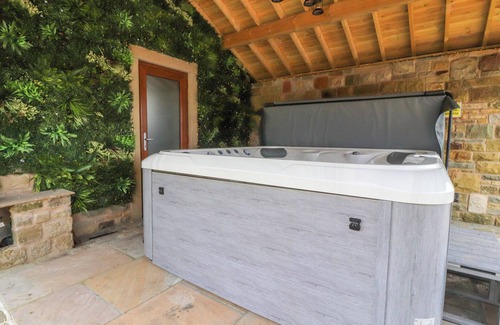Accrington Cottage | MEADOW TOP FARM BARN, family friendly, with hot tub in Clitheroe