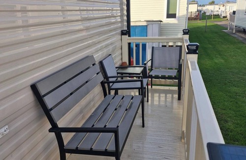Chapel Saint Leonards Ski Chalet | Meadow View 3-Bed Caravan - Sleeps 8 - PetFriendly