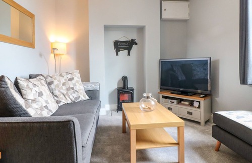 Mayfield House | MEADOW VIEW, family friendly, character holiday cottage in Ashbourne