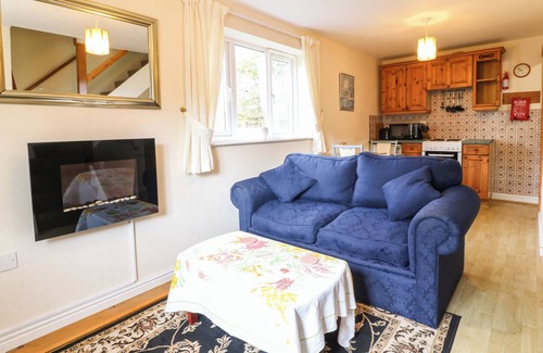 Caernarfon Cottage | MEADOW VIEW, romantic, country holiday cottage in Penygroes