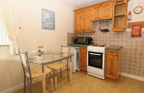 Caernarfon Cottage | MEADOW VIEW, romantic, country holiday cottage in Penygroes