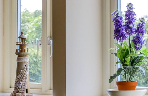 Saxmundham Apartment | Meadow View - sleeps 8 guests in 3 bedrooms