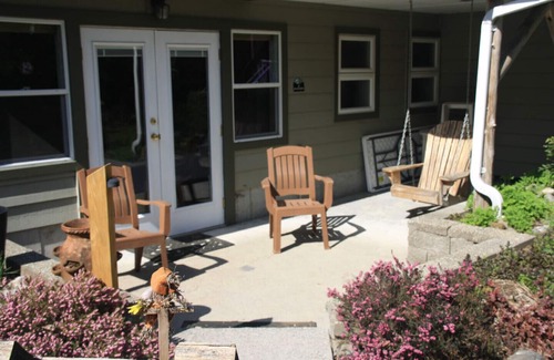 Brackendale House | MeadowBrook Suite Deluxe 2 BDRM w/Yard and Hot Tub