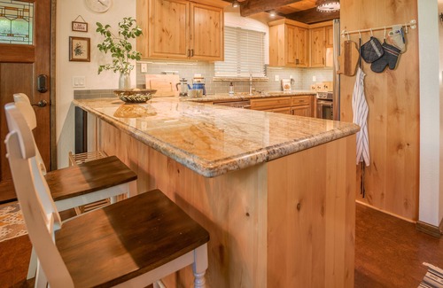 Glencoe Cabin | Meadowlark Chalet ~ Pet Friendly! W/Heat, AC & EV Charging