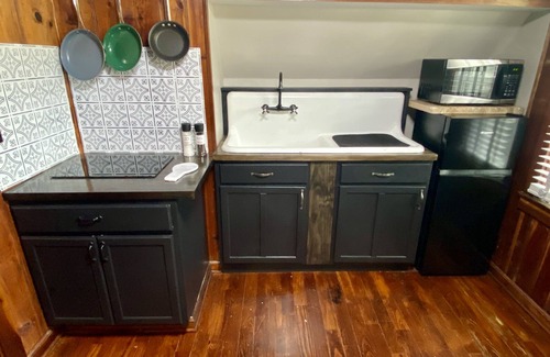Hillsboro House | Meadowview Guest House -Couple's Hot Tub Getaway-1 Bedroom Studio