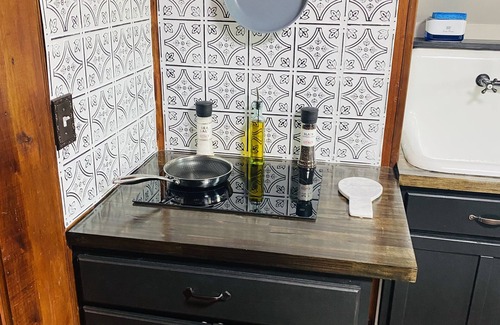 Hillsboro House | Meadowview Guest House -Couple's Hot Tub Getaway-1 Bedroom Studio