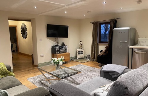 Otley Cottage | Meagill Cottage, Sleeps 4 with Hot Tub & Parking