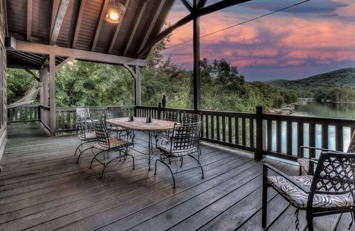 Blairsville Cabin | Meant to Be- Lake Front | Private Dock | Screened Porch | Lake Nottely