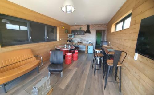 Charmes Apartment | Mechanical cottage, old cars and bikes