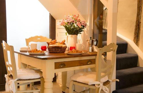 Hadleigh House | Meddlars a historic cottage on the countryside edge of a vibrant Market Town