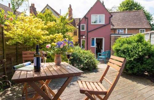 Hadleigh House | Meddlars a historic cottage on the countryside edge of a vibrant Market Town