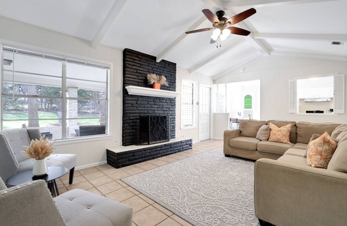 Vance Jackson House | Medical Center - Riverwalk - La Cantera - Six Flags - RIM